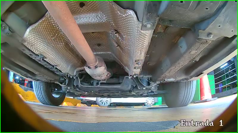 Camara de piso bajo vehiculo en la entrada de un parqueadero CI24 -- vista integral del chasis