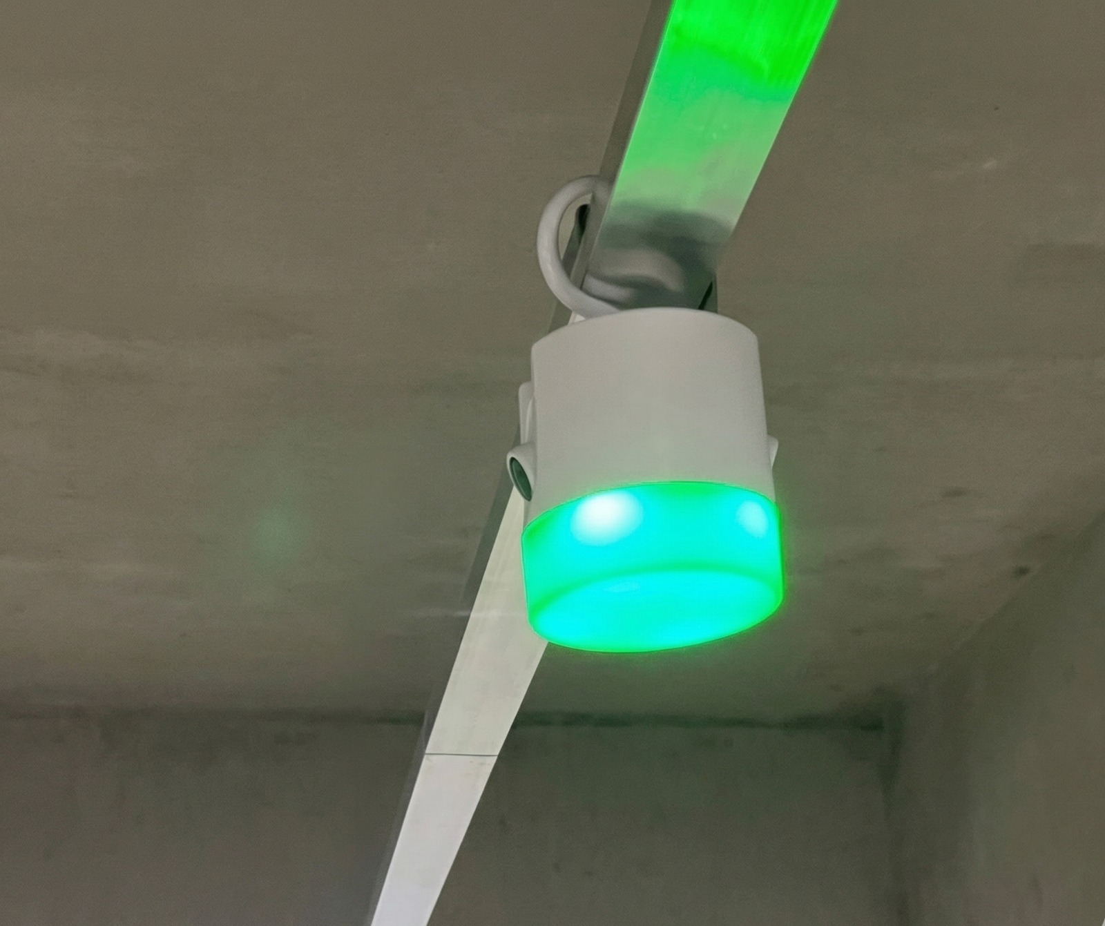 Camara de guiado vehicular CI24 con LED verde indicando bahia libre